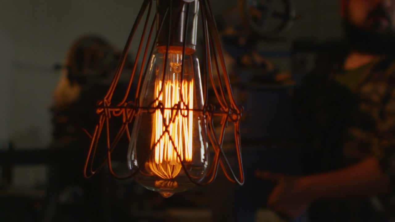 작업등을 닫은 다음 작업장에서 기계를 검사하는 작업자