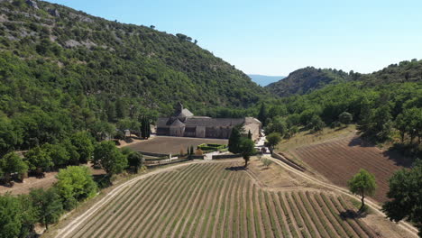 Abadía-De-Sénanque-Abadía-Cisterciense-Pueblo-De-Gordes-Francia-Vista-Aérea-Verano