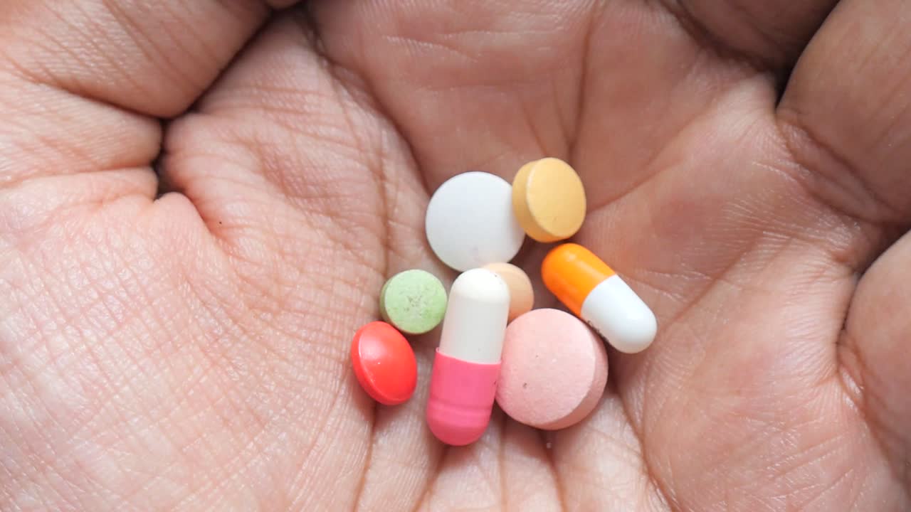 un puñado de pastillas variadas