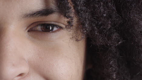 de cerca hombre hispano ojo mirando a la cámara feliz sonrisa vista satisfacción de la visión