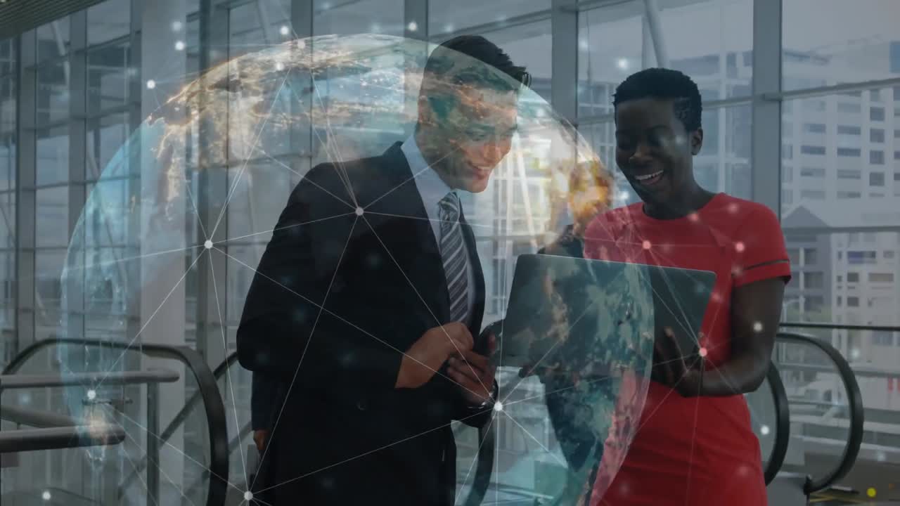 animación del globo y redes de conexiones a través de diversas personas de negocios que usan computadoras portátiles en la oficina