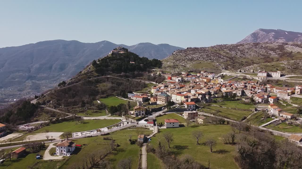 vista aérea del paisaje de pietraroja, un pueblo italiano en la cima de una colina, en un día soleado
