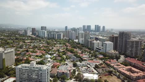 tomada cinematográfica de los ángeles, california en westwood con vistas a la ciudad del siglo y beverly hills en un hermoso día despejado