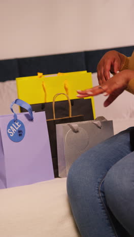 una mujer haciendo compras en una tienda, tomando regalos y compras.