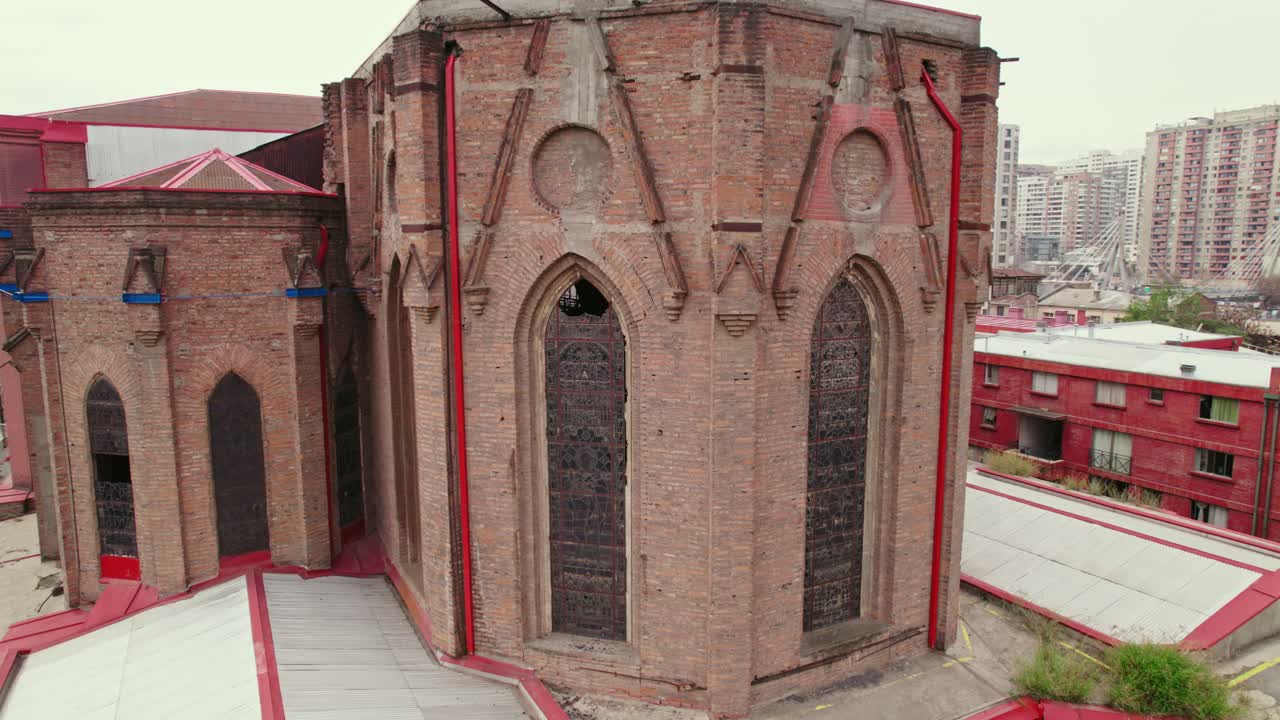 órbita aérea de vidrieras rotas de una bóveda de costillas en la basílica del salvador en el centro de santiago de chile, que actualmente se está restaurando