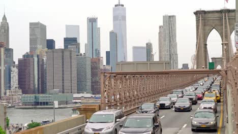 el tráfico sale del puente de brooklyn.