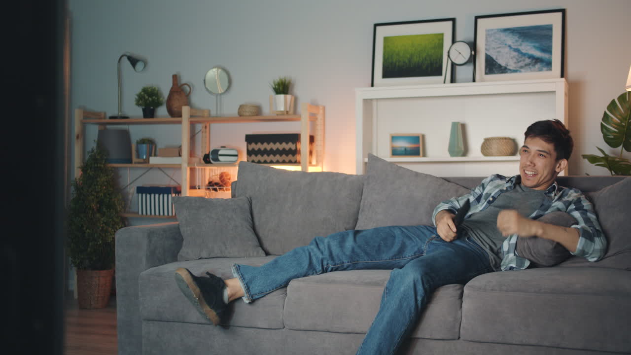 소파에서 tv를 보고 휴식을 취하는 남자