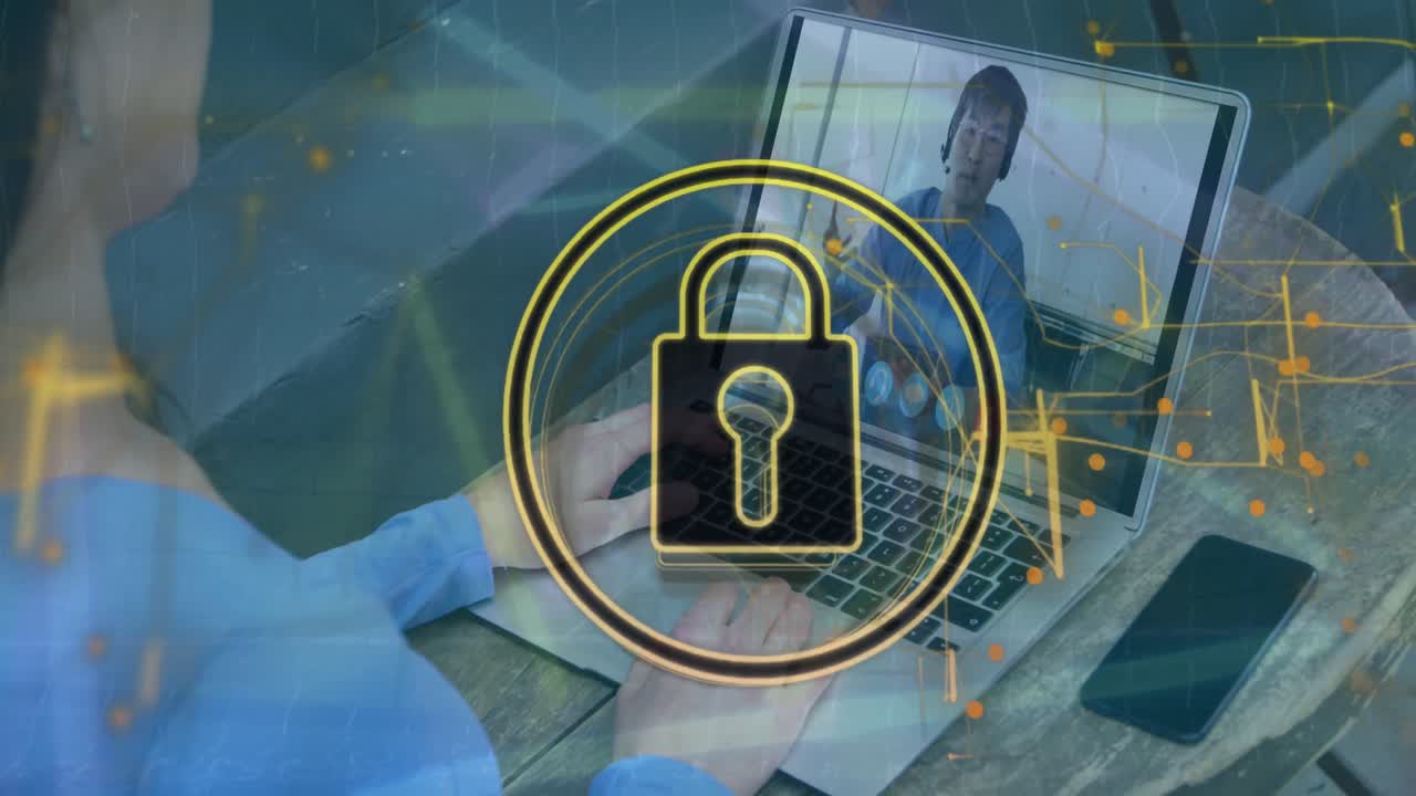 animación del icono del candado sobre una mujer de negocios caucásica que usa una computadora portátil para una videollamada