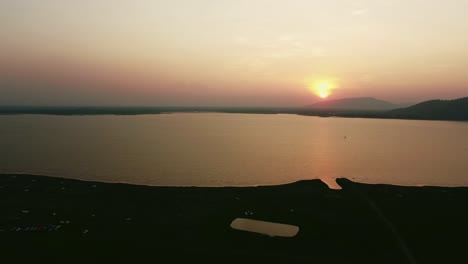 Majestuosas-Montañas-Y-Aguas-Tranquilas-Perspectiva-Aérea-De-La-Belleza-De-La-Naturaleza-Al-Atardecer