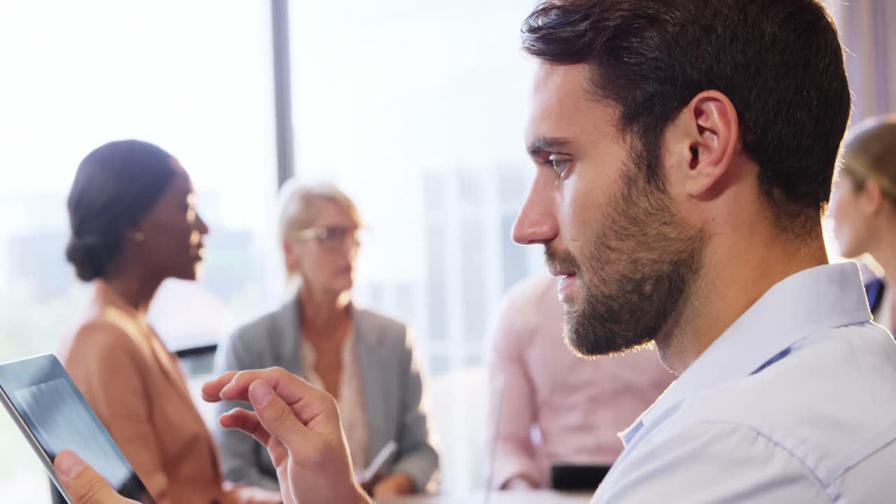 ejecutivo de negocios que usa tableta digital