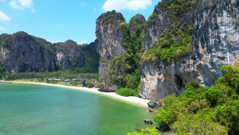 las rocas del acantilado en la playa de railay krabi tailandia