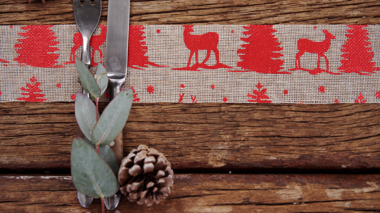 различные столовые приборы на деревянном столе 4k