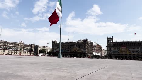 Toma-En-Cámara-Lenta-De-Un-Zócalo-Totalmente-Vacío-En-El-Centro-De-La-Ciudad-De-México.