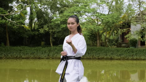 una mujer joven practicando taekwondo.