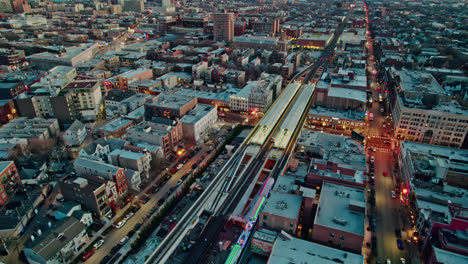 Revelando-El-Tren-De-Vacaciones-Cta-Decorado-Con-Navidad-En-El-Ferrocarril-Brown-Lane-E-Inclinándose-Hacia-Arriba-Con-Una-Vista-épica-Del-Horizonte-De-Chicago-Al-Atardecer-4k