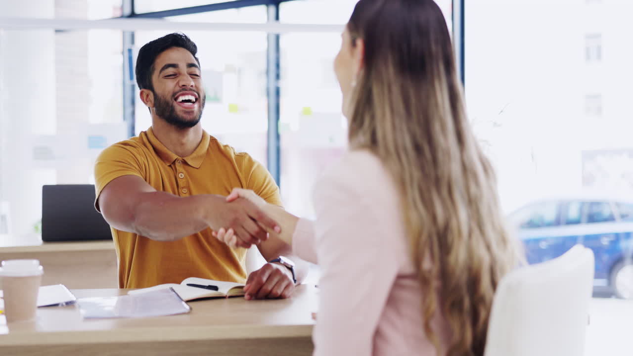 riendo, gente de negocios y apretando la mano