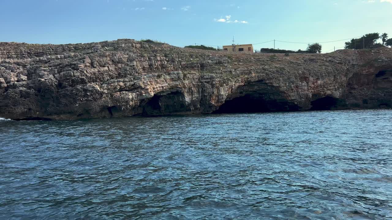이탈리아 아풀리아에 있는 살렌토의 이오니아 해안을 따라 있는 그로타 델리 인나모라티 또는 연인 동굴에서의 여행
