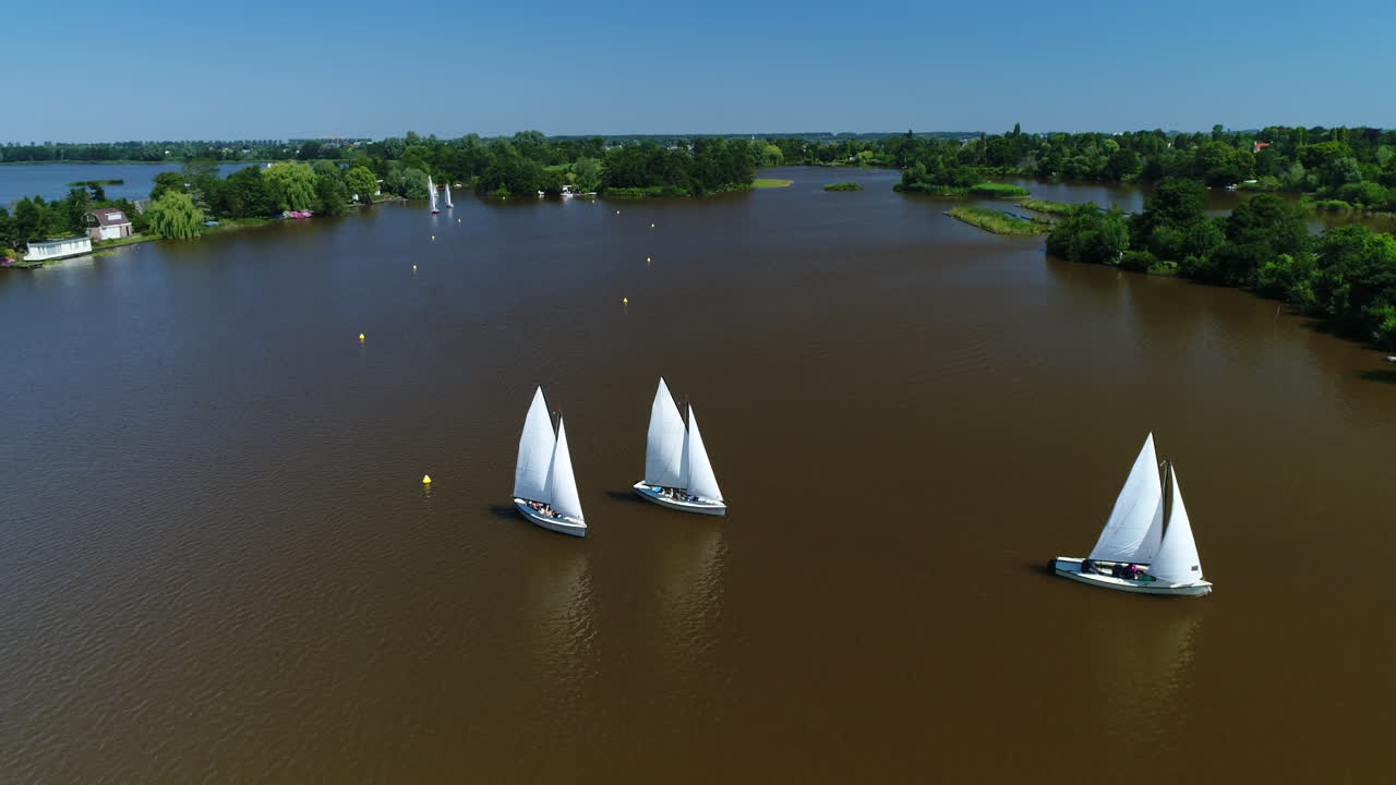 veleros en el canal de reeuwijkse plassen en holanda del sur, países bajos