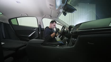limpieza profesional de automóviles. lavado de sars. detalles interiores. limpieza en seco y detalles del interior de un automóvil. limpeza profunda de asientos. limpeza de espuma en el lavado de automóviles; limpieza del panel del automóvil del polvo. una aspiradora