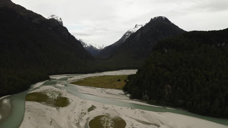 Volando-Por-El-Río-Dart-Mientras-Se-Divide-En-Dos-Canales-A-Través-De-La-Cuenca-Arenosa.