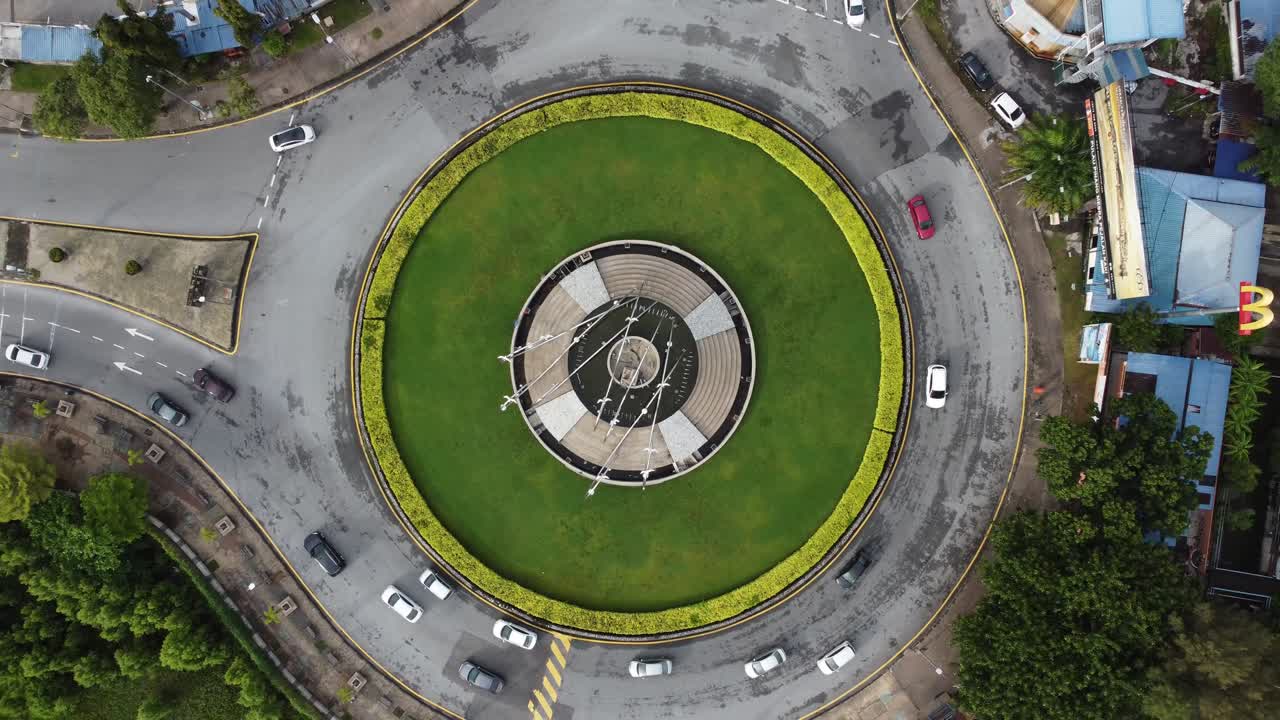 vista aérea mira hacia abajo la hierba verde en la rotonda