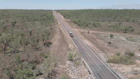 Immer-Noch-Drohnenaufnahme-Eines-Lastwagens,-Der-Auf-Einer-Langen,-Geraden-Autobahn-Im-Nördlichen-Territorium-Des-Australischen-Outbacks-Fährt