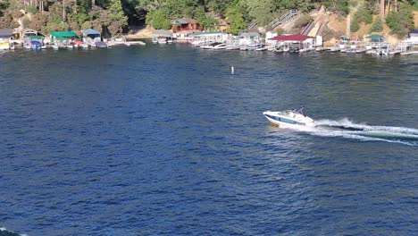 Siguiendo-Una-Lancha-Rápida-Una-Al-Lado-De-La-Otra-En-El-Lago-Arrowhead-En-California-En-Un-Día-Soleado