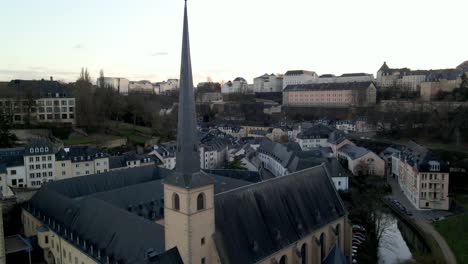 drone volando hacia el área de grund en el centro de la ciudad de luxemburgo