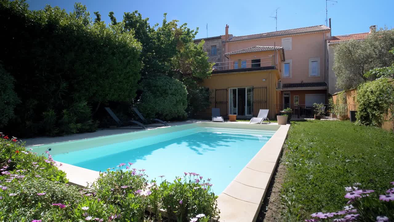 정원에서 개인 수영장을 가진 럭셔리 빌라의 느린 드러내는