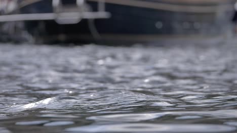 Detail-Der-Meereswellen-Mit-Boot-Bokeh-Hintergrund