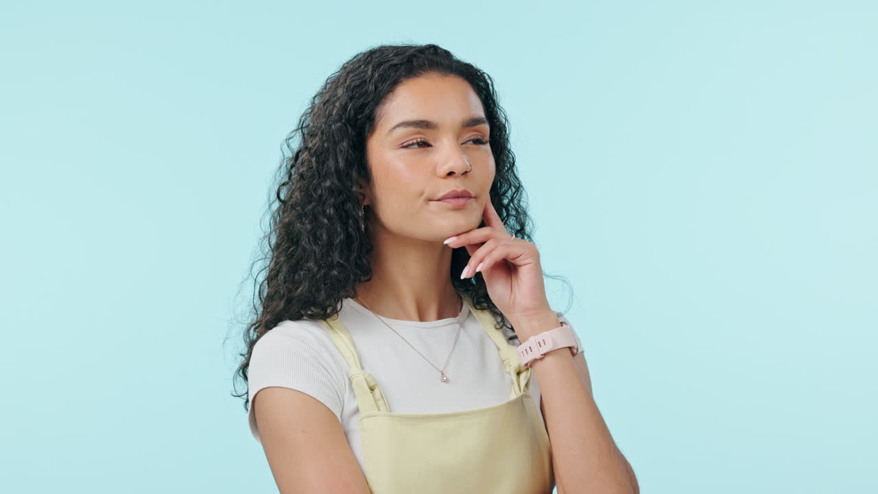 feliz, mujer y pensando en ideas en el estudio