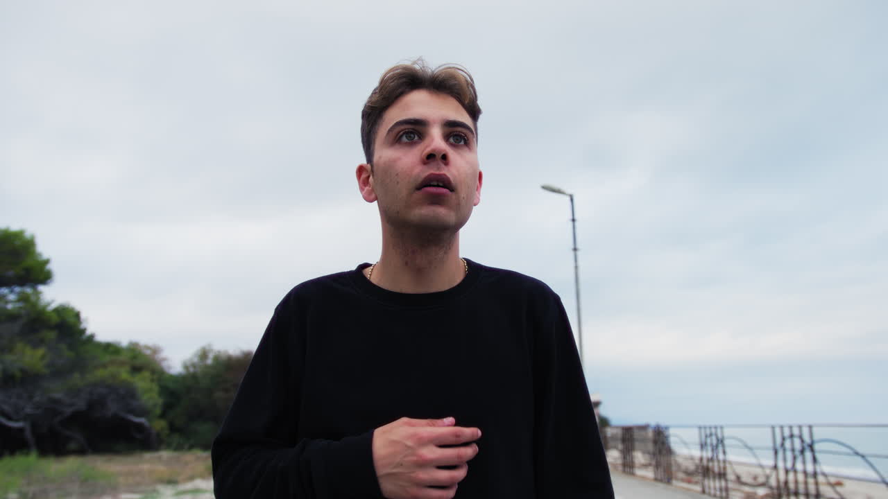 소년은 처음에는 행복하다가 슬픈 소식을 듣고 즉시 표정을 바다.