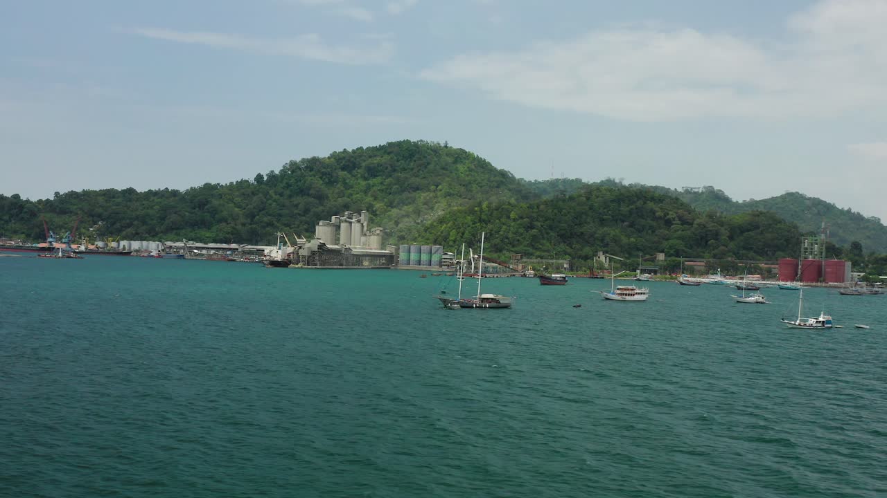 수마트라 섬 서해안의 거부할 수 없는 파당 항구를 가로지르는 패닝