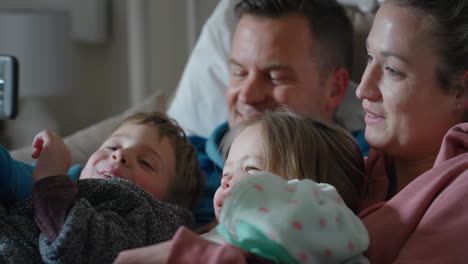 Familia-Feliz-Con-Niños-Chateando-Por-Video-Usando-Un-Teléfono-Inteligente-Saludando-La-Pantalla-Disfrutando-De-La-Comunicación-Por-Teléfono-Móvil-En-Casa