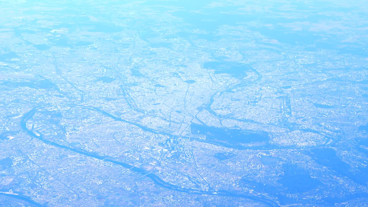 프랑스 하늘을 여행하는 비행기의 창가에서 본 아름다운 도시 파리