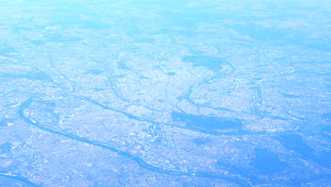 Die-Wunderschöne-Stadt-Paris-Aus-Dem-Fenster,-Blick-Auf-Ein-Flugzeug,-Das-Am-Himmel-über-Frankreich-Fliegt