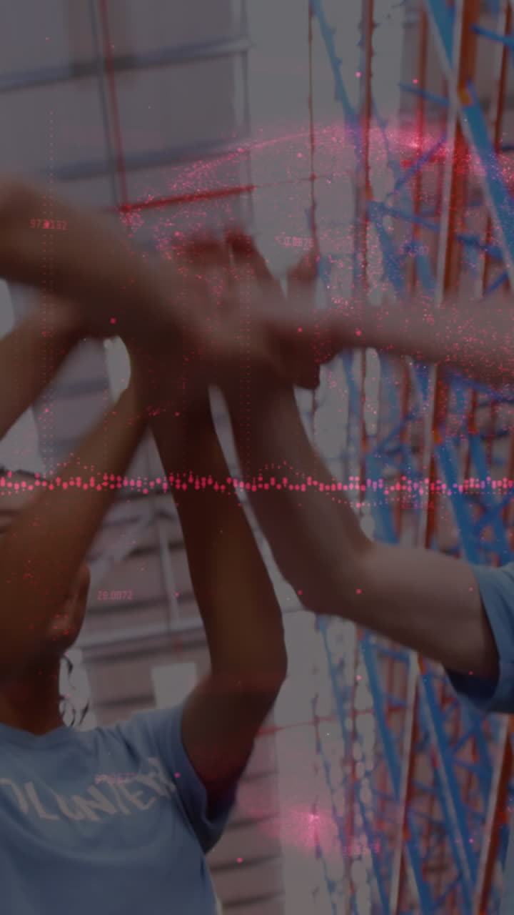 animación del procesamiento de datos financieros sobre diversos voluntarios en el almacén