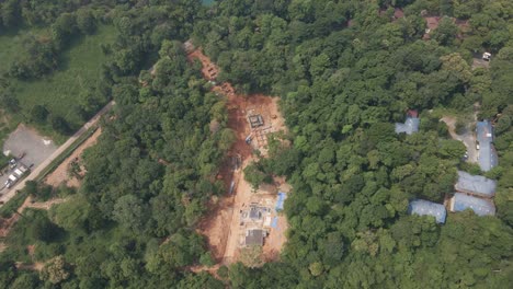 Vogelperspektive-Aus-Der-Luftdrohne,-Dolly-Aufnahme-Der-Landentwicklungslichtung-Im-Tropischen-Regenwald-An-Der-Küste-Auf-Einer-Insel-In-Thailand