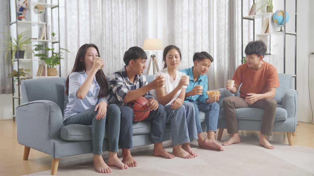 친구 들 이 tv 를 보고 스포츠 를 하는 것