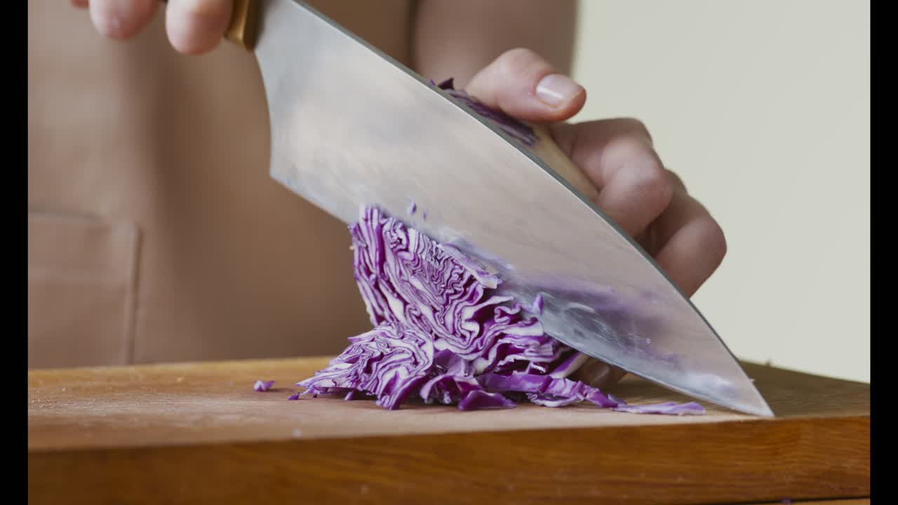 cortar el repollo rojo