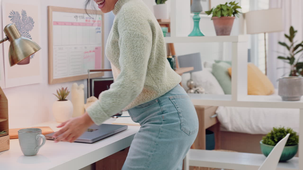 meta, objetivo y computadora portátil con una mujer de negocios