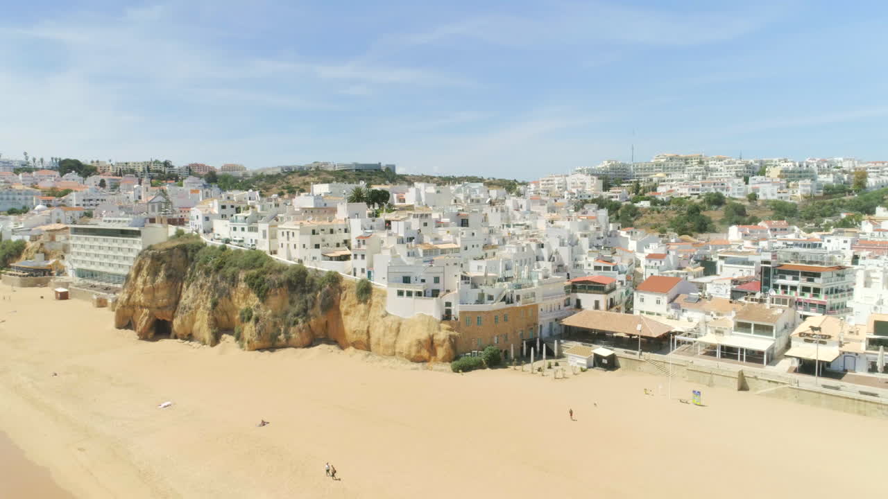 Luftaufnahme von Albufeiras historischer Altstadt und der Küstenregion Algarve