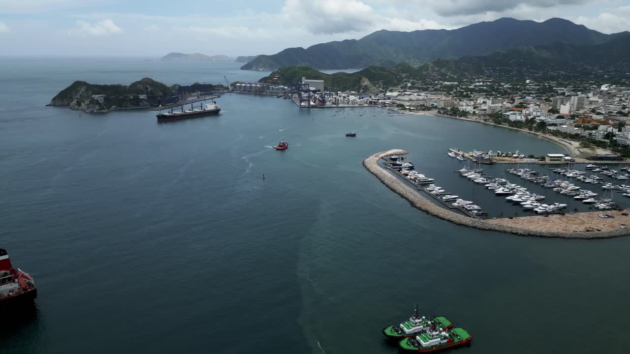 vista aérea de santa martia, colombia, marina, playa del centro y edificios frente al mar