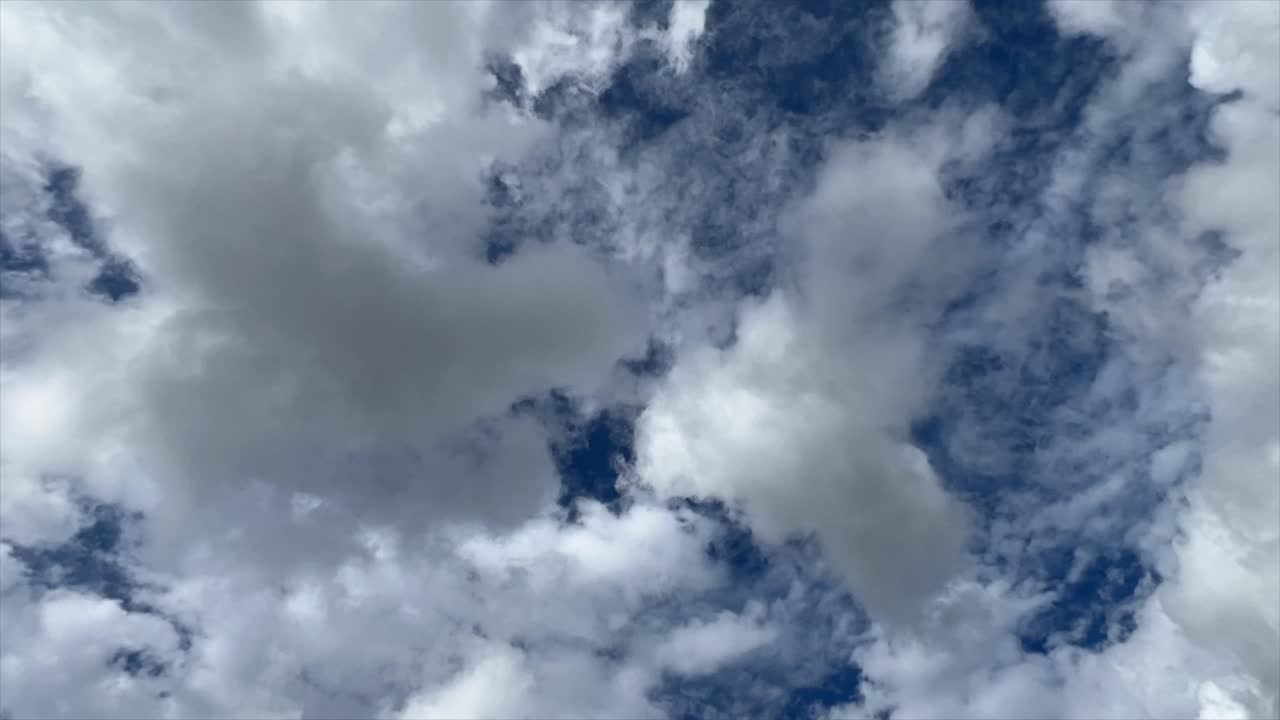 cielo nublado con movimiento rápido en el cielo azul
