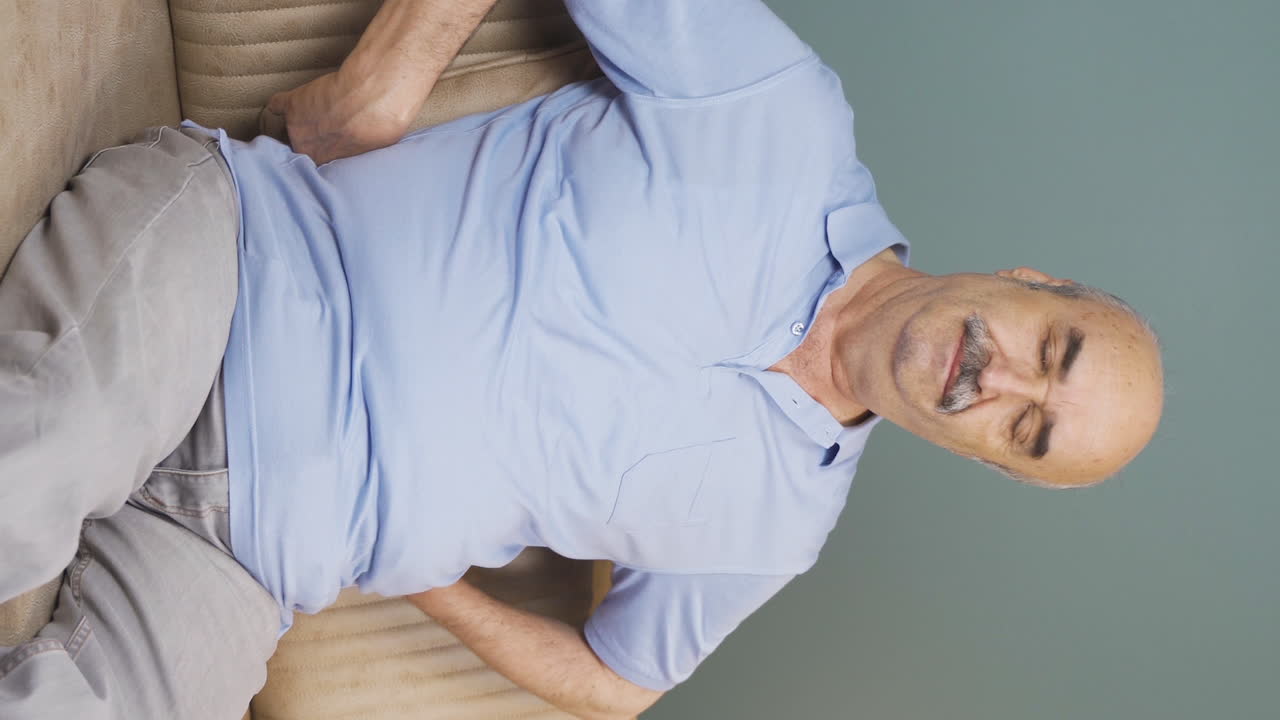 video vertical del anciano que sufre de separación.