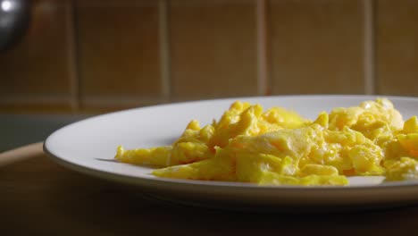 vista cercana de deliciosos huevos revueltos en un plato - tiro de camión