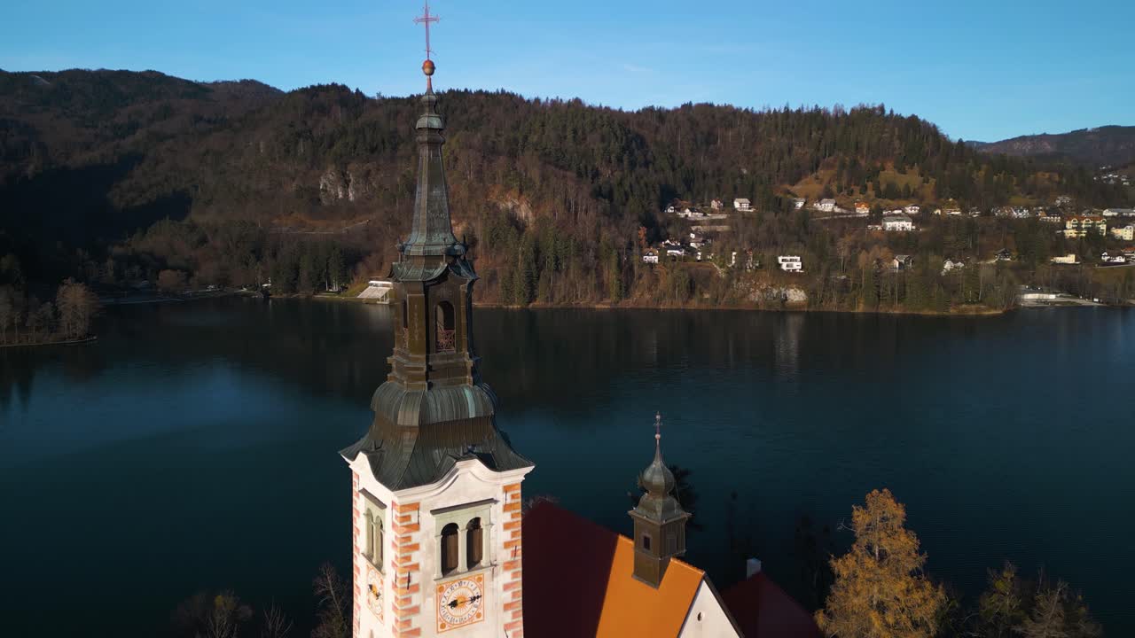 Ripresa aerea in allontanamento rivela la famosa chiesa sull'isola di Bled al Lago di Bled, Slovenia