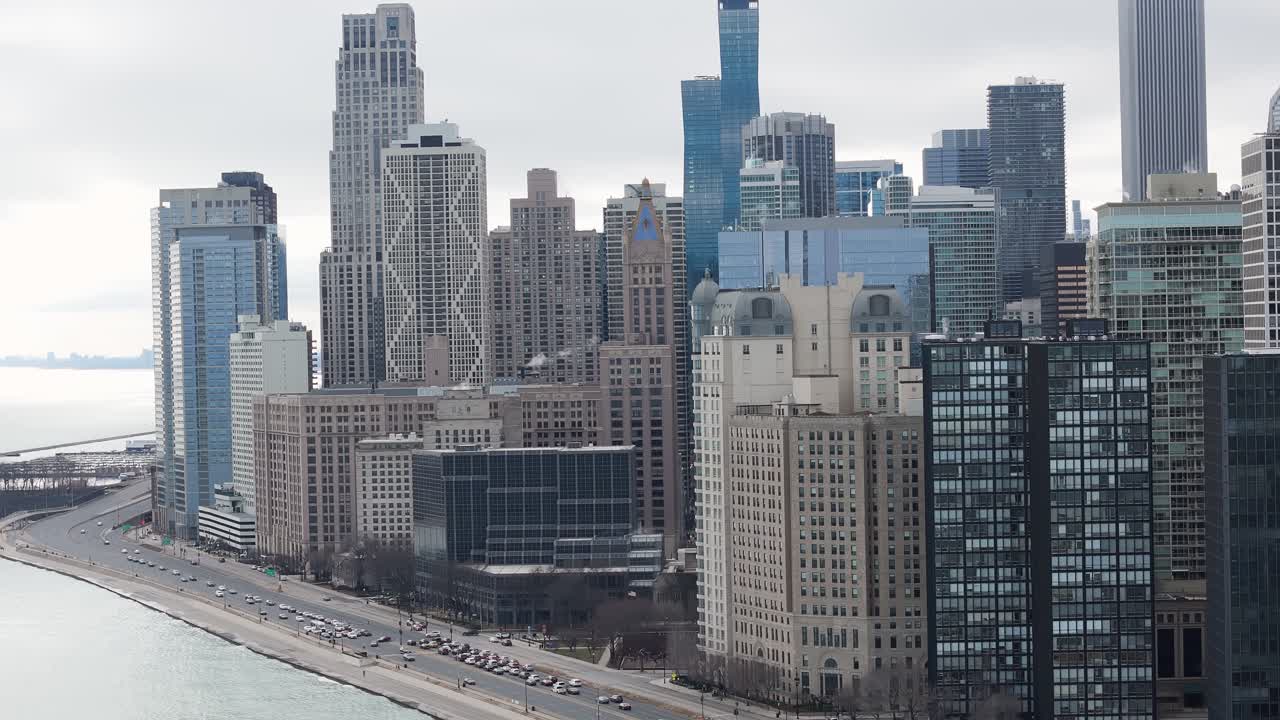 vista aérea de los altos edificios modernos en streeterville en chicago