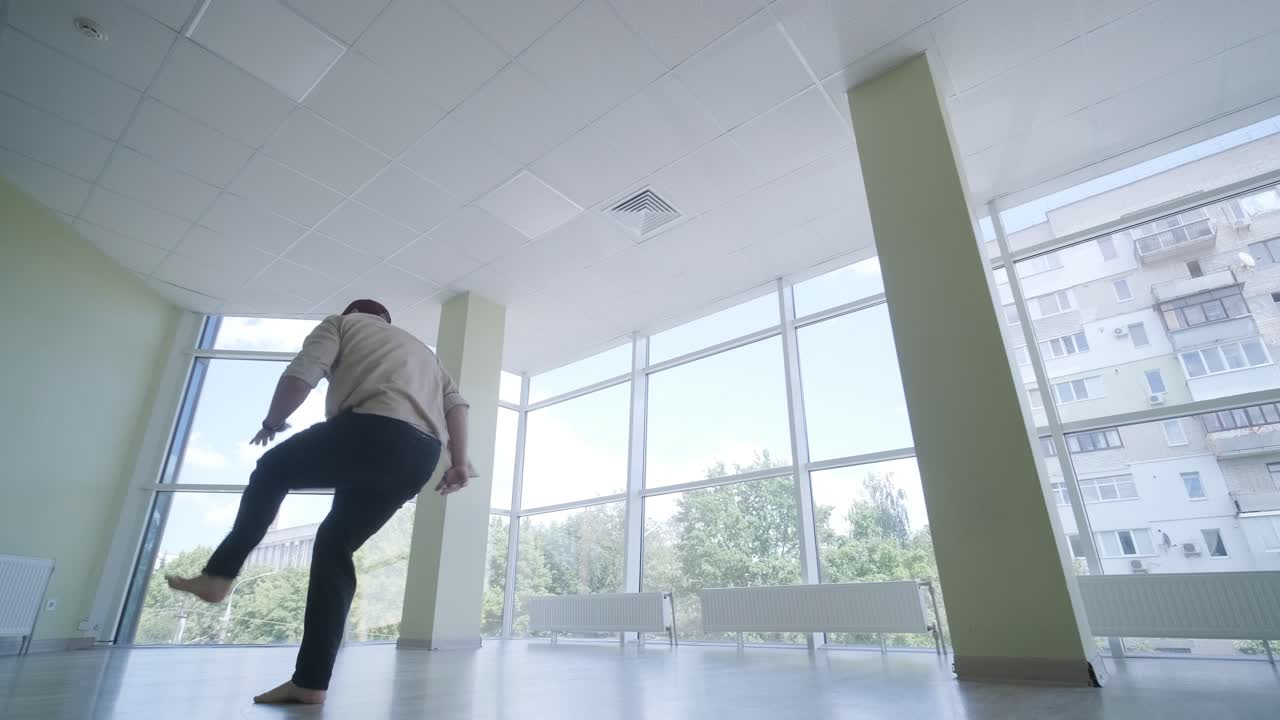 joven elegante bailando break dance y coreografía. rendimiento, movimiento, estilo y concepto de moda