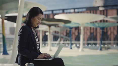mujer de negocios que trabaja al aire libre